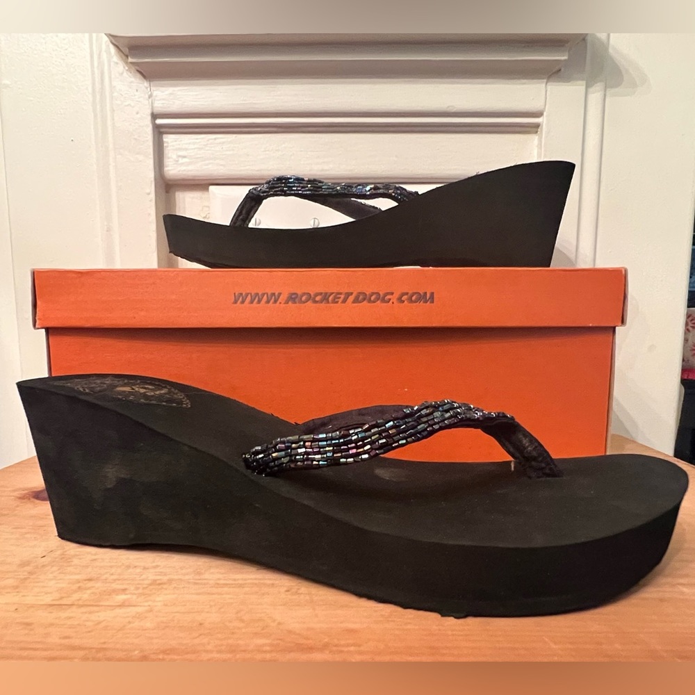 NWOT Rocket dog black thong wedge sandals with blue beads, size 9M